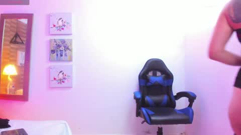 Mia online show from April 10, 9:32 pm