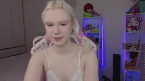 Mia online show from April 1, 3:18 am