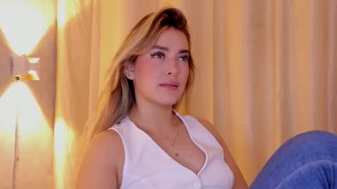 Mia White  online show from February 10, 1:03 pm