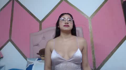 Mia online show from October 4, 11:27 am