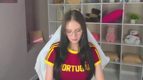 Mia online show from April 14, 11:10 am