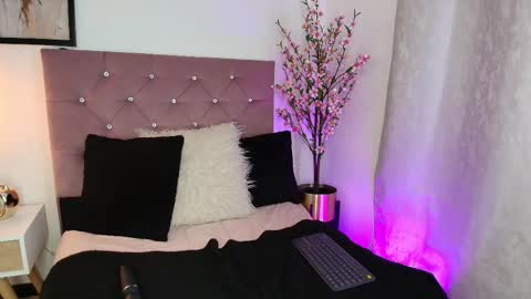 Mia online show from September 28, 12:17 am