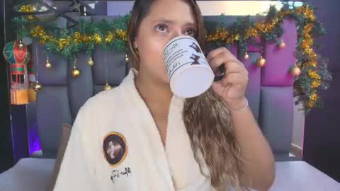 Mia online show from December 22, 12:08 pm