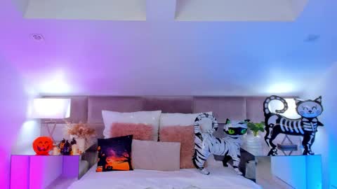 Mia online show from October 31, 8:35 pm