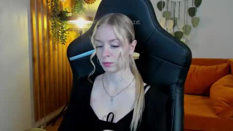 Mia online show from September 12, 6:37 pm