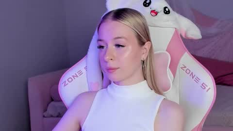 Mia online show from November 29, 6:17 am