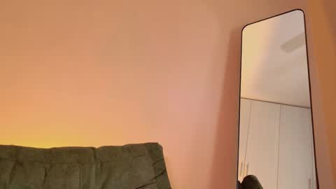 Mia online show from March 15, 7:05 pm