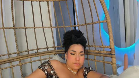 Mia online show from February 6, 9:43 am