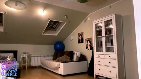 Emily online show from November 30, 2:10 pm