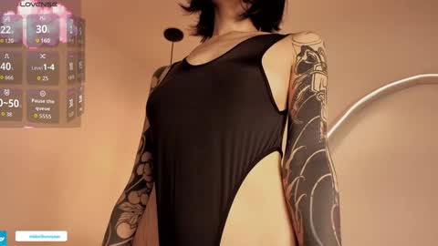 midori__san online show from February 12, 1:02 pm