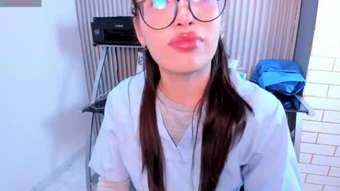 mila_cute2_ online show from May 6, 6:34 pm