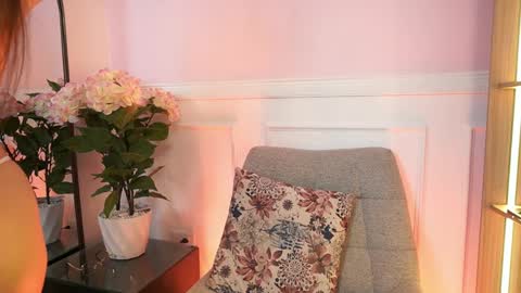 milacrave online show from April 3, 11:41 am