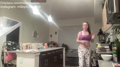 miley_monroee online show from October 28, 5:24 am