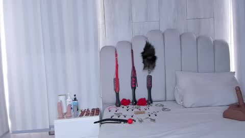 MILEY  online show from October 16, 8:22 pm