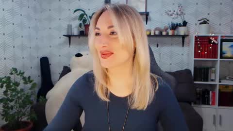 MillaXQueen online show from March 29, 5:39 am