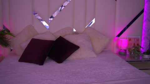 minifox_ online show from September 28, 6:42 am