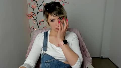 Mishelle online show from May 3, 6:11 pm