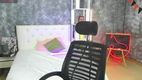 misss_evelyne online show from March 8, 2:04 am