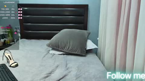 Olivia FOLLOW ME TO GET   Thumb UP me please its important   online show from February 2, 12:04 pm