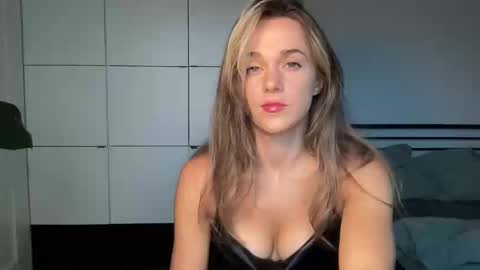 mmminnie online show from September 16, 4:37 pm