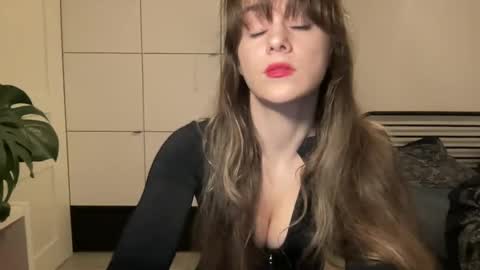 mmminnie online show from February 24, 5:09 pm