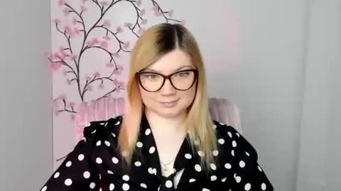 Molly online show from April 6, 11:33 am