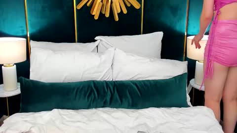 Mona online show from November 5, 8:36 pm