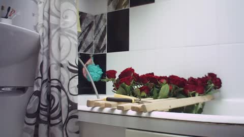 moodiemira online show from April 10, 9:10 pm