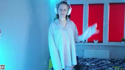 Lola online show from October 8, 2:10 pm