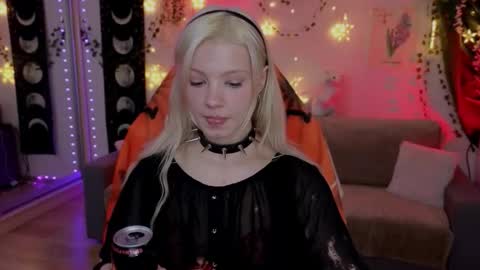 Mia   online show from October 25, 8:59 pm