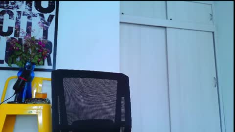 Em  please help me reach 100 thumbs up 3 online show from April 5, 9:03 pm