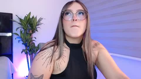 LANAindependent model online show from December 6, 6:04 am