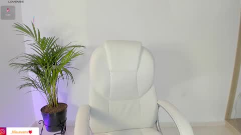 Nia online show from March 3, 1:04 pm