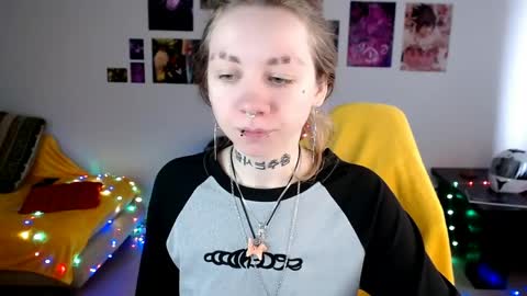 nica_kawaii online show from April 18, 10:18 am