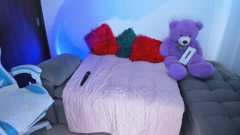 Nicolle online show from March 5, 10:16 pm