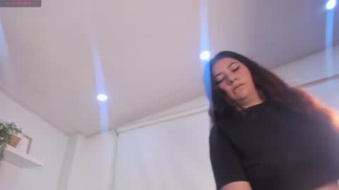 nicolle_evanss_ online show from June 16, 3:18 am