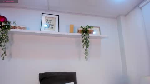 nicolle_evanss_ online show from April 22, 4:53 am