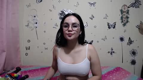 nicolle_sky online show from May 7, 8:18 am
