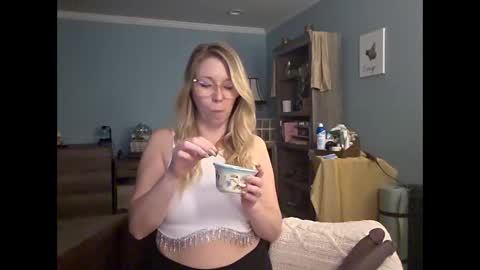 nikkib653466 online show from April 15, 9:37 pm