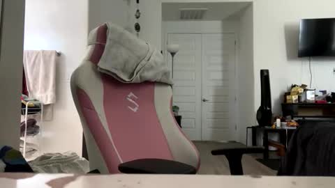 nikkicakeztheboss online show from May 12, 5:52 pm