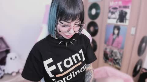 Nikki Ramone   online show from April 1, 1:41 pm