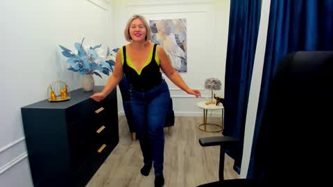 ninastarle online show from October 3, 5:45 am