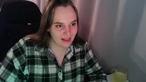 noir_ember_ online show from October 22, 12:54 pm