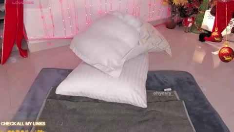 ohyesly_ online show from December 19, 10:07 am