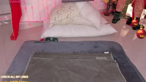 ohyesly_ online show from December 22, 10:07 am