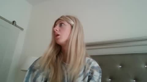 parisbaby2000 online show from October 21, 1:26 pm