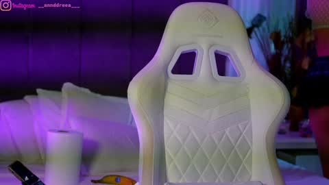 Dee online show from September 24, 3:00 pm