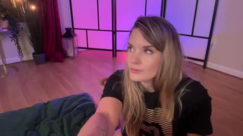 PHOENIX TAYLOR online show from March 8, 2:32 am