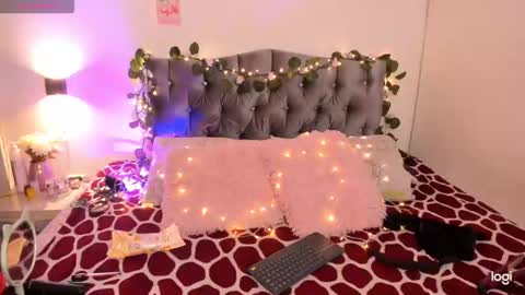 Sarah .. online show from December 12, 8:32 pm