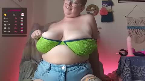 Em online show from February 5, 9:07 pm